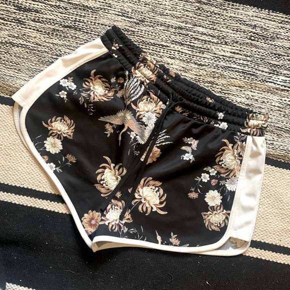 Forever 21 short black and pink athletic shorts with bird and flower print - Picture 1 of 4